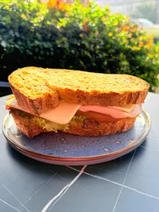 Sándwich tostada masa madre