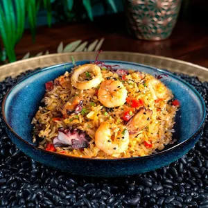 Yakimeshi de mariscos