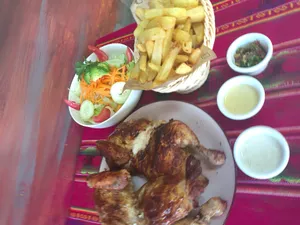 Pollo Entero + Papas Fritas Y Ensalada