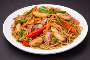 Tallarín Salteado de Pollo