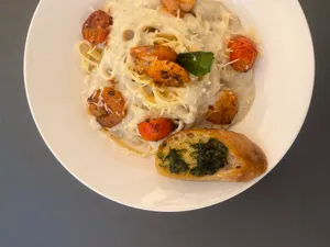 Pasta en salsa blanca con camarones