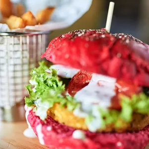 Veggie Burger (Pan Brioche Betarraga)