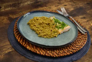 Salmón con risotto al pesto