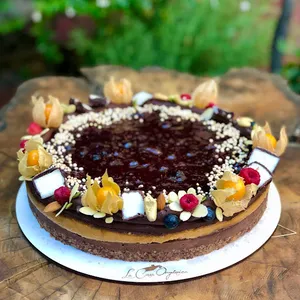 Torta Snickers Familiar con Reducción de Berries APLV, Sin Soya, Sin Gluten, Sin azúcar, Vegana