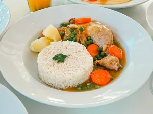 Pollo al Arvejado con Arroz