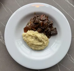 Boeuf Bourguignon con Puré de Papas