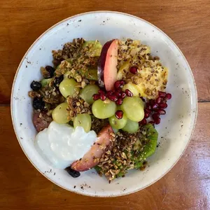Granola con Frutas Y Yogurt