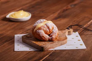 Medialuna con Crema Pastelera Coctel