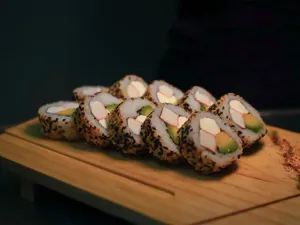 10 cortes kanikama/queso crema/palta (env sésamo tostado)