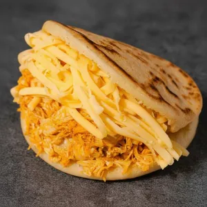 Arepa Catira (Pollo mechado&Queso)