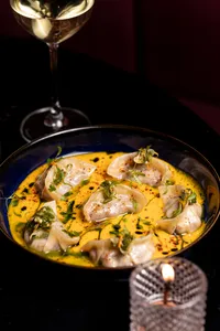 Gyosas de chanchito con salsa de locos