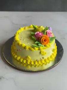 Queque amarillo rosas