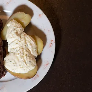 Papas a la Brasa con Crema Ácida