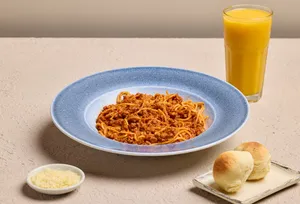 Pasta boloñesa + jugo