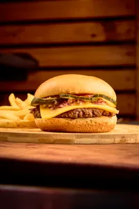 Burger de la semana + papitas (Cuarto de libra)
