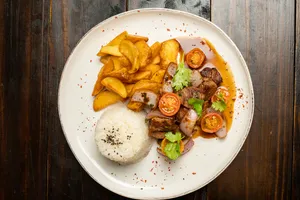 Lomo saltado + suspiro limeño