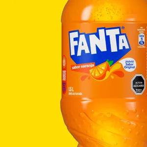 Disfruta el sabor de tu bebida Fanta.