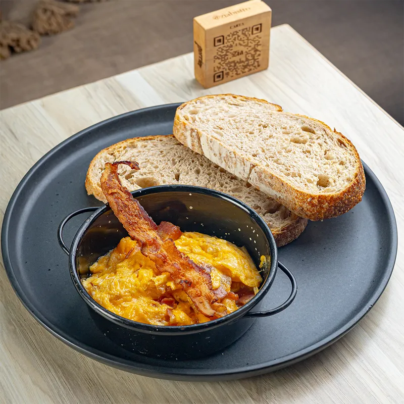 HUEVOS REVUELTOS CON TOCINO