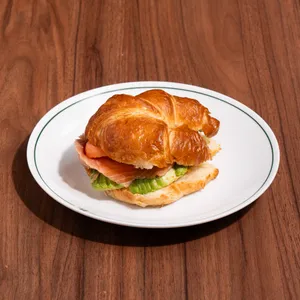 Croissant Trucha Ahumada y Palta