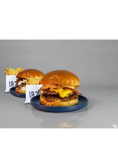 2 Burger + 2 Papas Fritas