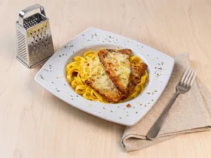 Fettuccini a la Huancaína con Pollo Milanese
