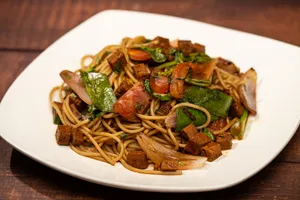 Tallarin saltado con seitán