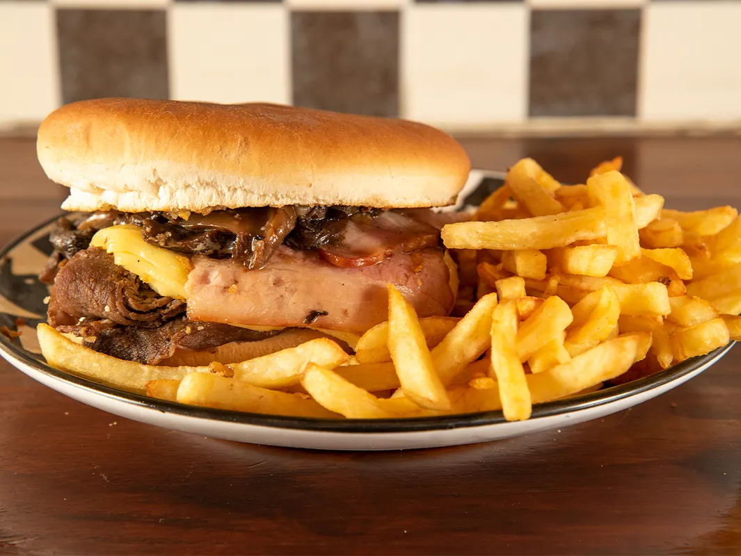 CHURRASCO BRASILEÑO + PAPAS FRITAS CHURRASCO BRASILEÑO + PAPAS FRITAS