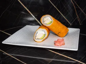 Handroll pollo, palta, queso crema