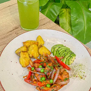 Pollo Saltado Fit + Bebida - 498 Kcal