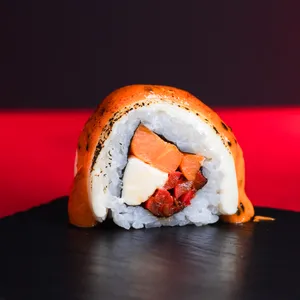 Roll KOREANO FIRE. Sushi Vegetariano de Fusión envuelto en queso gratinado con Zanahoria Confitada y Salsa Picante Coreana. Sakai Sushi Providencia.