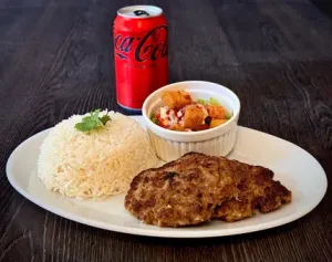 Fricandela con arroz y mini ensalada