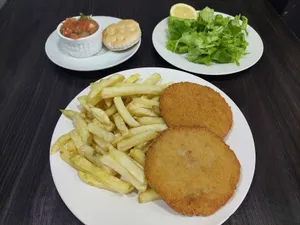 Croquetas de Pollo + Papas Fritas + Ensalada