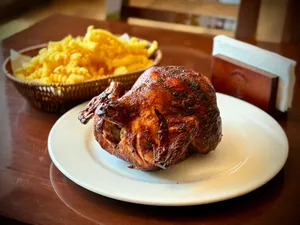 1 Pollo a la Brasa con guarnición y ensalada