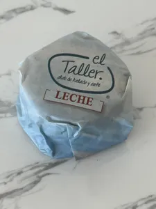 Alfajor de Manjar, bañado en Chocolate de Leche.