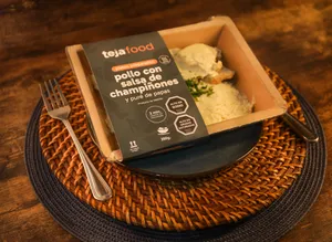 Pollo con salsa de champiñones y pure