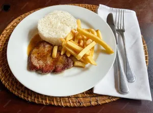 Arroz con Bife y Papas Fritas
