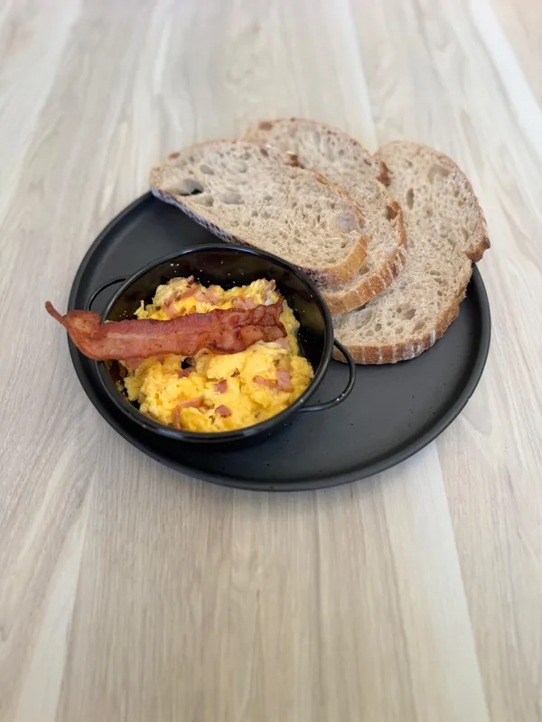 Huevos con tocino