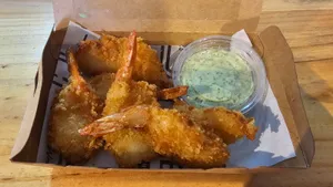 6 Camarones Apanados, más Salsa