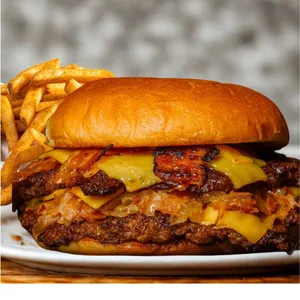 Bacon Smash Burger + papas fritas