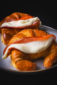 Combo 2  Medias Lunas rellena Queso de mano y Jamón
