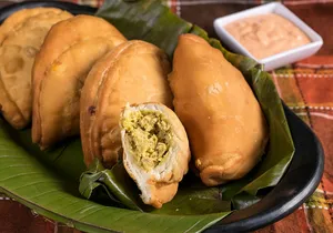 Pasteles Rellenos de Pollo (Tipo Panzerotti) x 3 Unid.