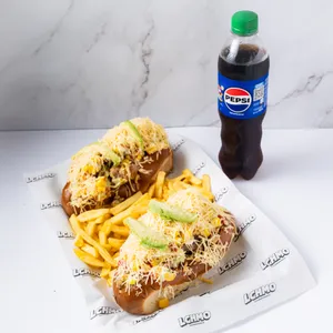 2 Pepiperros Con Maíz Y Aguacate