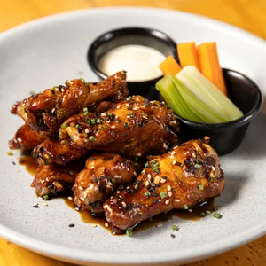 FIRE PIT WING SRIRACHA