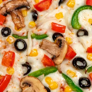 Pizza Vegetariana con aceitunas, champiñónes, tomate, choclo, pimiento verde, cebolla, queso mozzarella y salsa de tomate.