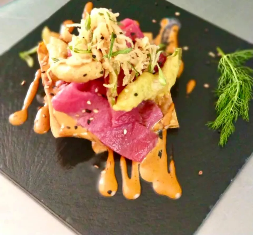 Tostada de atún fresco