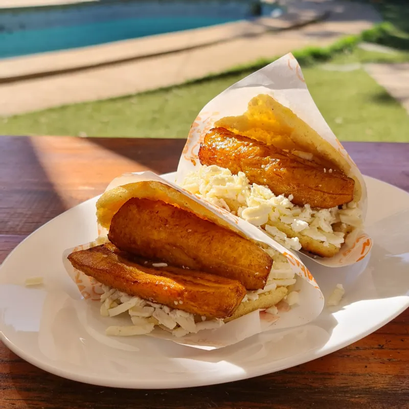 Porción Arepas de Plátano y queso