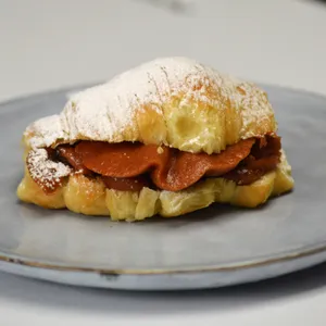 Medialuna Rellena Con Dulce De Membrillo