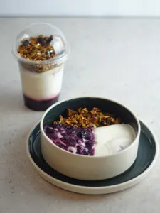 Yogurt frutos rojos y granola