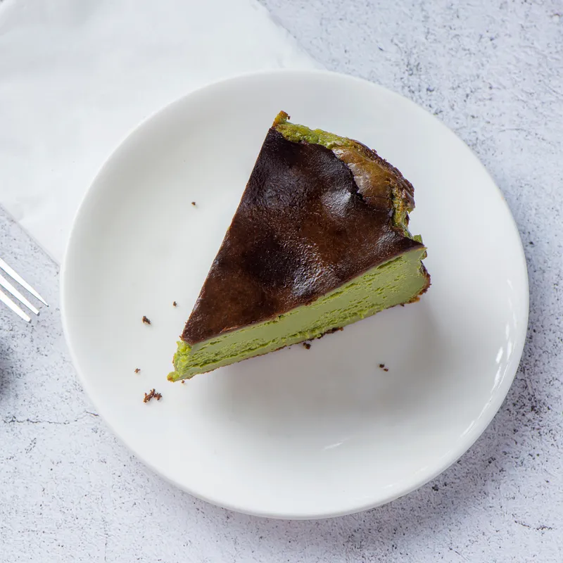 Trozo Tarta vasca de Té matcha