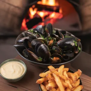 Choritos y papas fritas trufadas